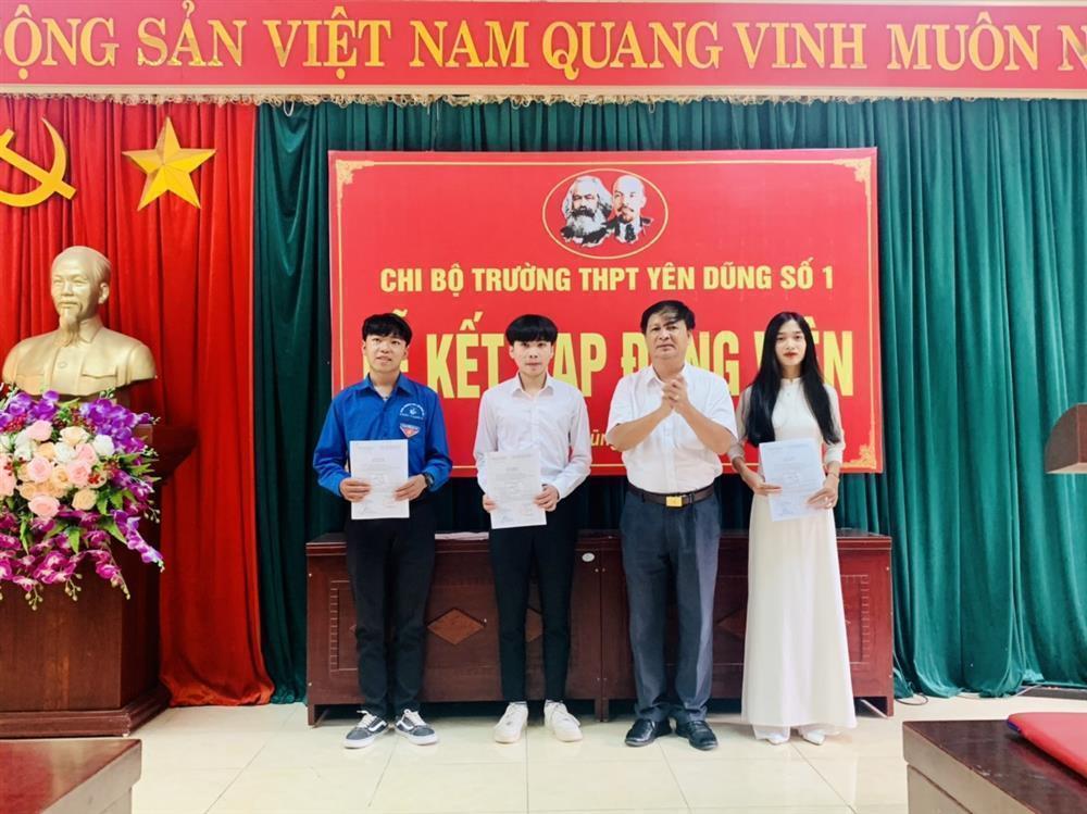 TRƯỜNG THPT YÊN DŨNG SỐ 1 KẾT NẠP ĐẢNG VIÊN LÀ HỌC SINH